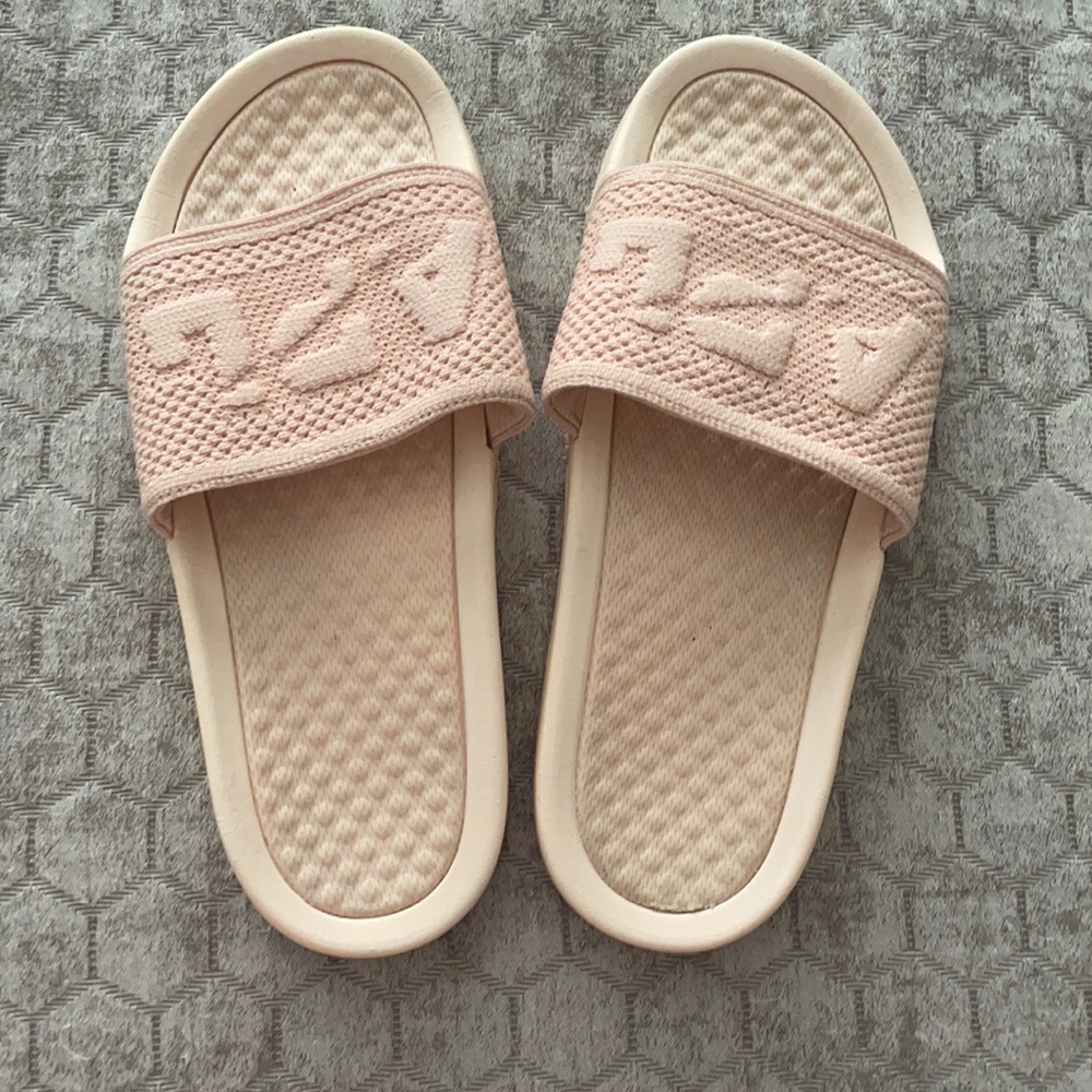 APL slides in blush